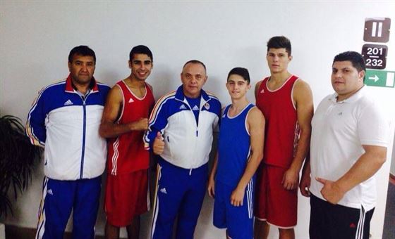 Robert Jitaru isi prezinta medalia de la europene
