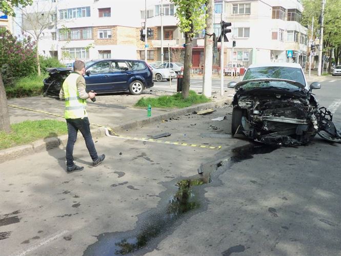 Accident frontal la intersectia strazii Grivita cu strada Eremia Grigorescu