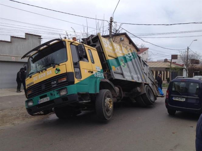 Surpare pe strada Gratiei sub greutatea unei masini de gunoi
