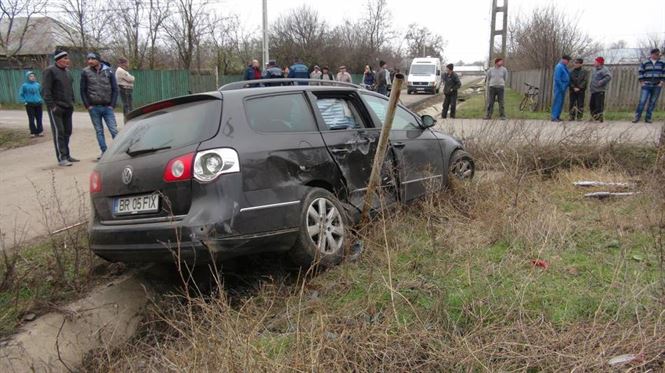 Doua autoturisme au ajuns in sant, dupa o tamponare pe strazile din comuna Unirea