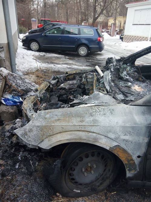 Galerie foto: Un Opel a ars ca o torta intr-o parcare din cartierul Viziru III