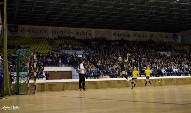 Galerie foto: HC Dunarea trece cu emotii pe final de Corona Brasov