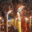 Lumanare de doi metri aprinsa in fata hotelului Intercontinental in memoria eroilor Revolutiei