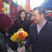 „In fiecare campanie se ofera afise, calendare, carnetele, pixuri, brichete si... promisiuni. Nu v-ati plicisit de aceleasi lucruri? Trebuie sa venim cu ceva nou. O floare, un zambet si o raza de soare!”, spune Marian Dragomir.