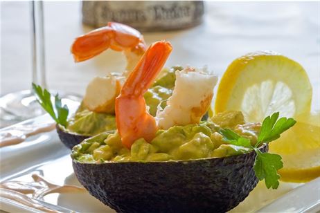 Mousse de avocado si gamberi