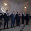 Blaga sustinut puternic de PDL-istii braileni Miercuri 13 martie, de la ora 14.00, presedintele PDL, Vasile Blaga, a poposit la Clubul Regal din Braila, unde in fata a peste 300 de membri si simpatizanti democrat liberali si aprezentat motiunea “Romania Dreapta. PDL - Politica dincolo de lozinci”. Blaga a fost insotit la Braila de secretarul general al PDL, senatorul Gheorghe Flutur, deputatii Raluca Turcan si Andreea Paul, dar si de europarlamentarul Traian Ungureanu. Prezentarea a fost deschisa de presedintele interimar al PDL Braila, deputatul Alexandru Nazare, care si-a axat introducerea invitatilor prin atacuri la actuala guvernare USL, amintind ca desi au 70% in parlament si nenumarate partide si partidulete care compun aceasta Uniune, au gasit cel mai bun specialist in aviatie in persoana unui fost crupier, iar sef peste metrul bucurestean un fost sef de cantina, ceea ce ne adduce aminte de guvernarea CDR-ista din perioada 1996-2000, cand la agricultura aveam un medic ginecolog si un electronist. Nazare nu a uitat sa reaminteasca colegilor de partid ca in guvernarea USL, nimeni nu mai stie cine si ce face, acestia “dubland numarul de ministere si tripland numarul de secretari de stat”, iar USL guverneaza pe principiul “la mica intelegere”. Vasile Blaga si-a inceput discursul sau prin a preciza ca pierderea alegerilor era un normala, pe care partidul si-o asumase cand a luat masurile de austeritate in guvernarea Boc, dar ca prin aceste masuri a reusit sa treaca Romania peste criza. Referitor la proiectul sau politic Blaga a spus ca se angajamentul sau fata de membrii de partid este unitatea partidului, pentru ca “nemaifiind la guvernare, nu mai avem posture de impartit, avem timp sa construim acest partid cum am facut-o si in perioada 2001-2004”. Al doilea obiectiv al lui Vasile Blaga si al echipei lui, este un partid puternic, care sa castige alegerilor generale din 2016, dar pana atunci “trebuie sa fim pregatiti, pentru ca lucrurile pot evolua”. Dar la alegerile europarlamentare din 2014, “trebuie sa confirmam ca suntem cel mai puternic partid de opozitie din Romania si sa ne intarim pozitia si in Partidul Popular European si impreuna avem timp 17 luni sa desemnam un candidat credibil al dreptei care sa se bata cu sanse la alegerile prezidentiale de anul viitor. Un partid puternic se bazeaza pe propriile valori”, a mai precizat Vasile Blaga. Acesta nu a pregetat sa atace insa si ce s-a intamplat in ultimii 3-4 ani in partid, cand nu prea s-au respectat principiile partidului, atacand voalat pe unii membrii care acum sustin celelalte doua motiuni. Principiul exprimat de Blaga este ca nu Guvernul trebuie sa conduca partidul ci partidul sa conduca Guvernul. Daca vreodata membrii PDL il vor considera ca este bun pentru ministru, isi va da demisia din functia de presedinte, pentru „ca locul presedintelui este in Modrogan”. „Noi suntem partidul Uniunii Europene, si vom fi si partidul desavarsirii integrarii Romaniei in Uniunea Europeana”, a declarat Blaga la intalnirea cu democrat-liberalii Braileni. Acesta a precizat ca ministrii PDL din guvernele 2004-20012, au fost principalii artizani ai integrarii europene, iar acum guvernantii USL au discursuri anti-occidentale, dar nu au facut nimic din ceea ce au promis romanilor inaintea alegerilor parlamentare din decembrie 2012, ba mai mult, desi au marit taxele si impozitele cu 16%, in luna ianuarie au avut incasari la buget mai mici cu 1,8 miliarde de lei decat in ianuarie 2012, dar si cea mai mare inflatie din UE, dublu fata de Bulgaria. Braila a fost a 27-a organizatie in care Blaga si-a prezentat motiunea “Romania Dreapta. PDL - Politica dincolo de lozinci”.