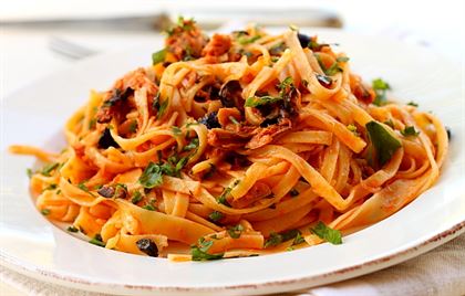 Tagliatelle cu ton si masline