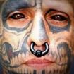 Bizar! Si-a tatuat globii oculari