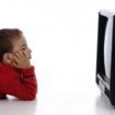 Copiii care petrec mult timp in fata televizorului consuma mai multe sucuri