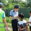 Politistii braileni, impreuna cu elevii voluntari in vizita la copii din mediul rural  