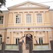 Astazi au fost publicate rezultatele repartizarii computerizate a elevilor care au fost adimisi in invatamantul liceal 2013-2014. La Colegiul Gheorghe Munteanu Murgoci au ales sa-si continue studiile trei dintre elevii braileni care au avut media de admitere 10.00. Astfel, Maria Gidiuta si Maria Iulia Paraschiv vor studia la profilul matematica-informatica, bilingv, iar Emilia Ciochina la profilul stiintele naturii. Ultima medie de admitere la acest colegiu a fost 9.23 la profilul filologie, iar la matematica-informatica, bilingv, ultima medie a fost 9.78. La Colegiul Nicolae Balcescu, profilul matematica-informatica, bilingv, nu si-a ocupat cele 29 de locuri, fiind doar 24 de obtiuni, ultima medie de admitere la aceasta specializare fiind 8.96. Si la celelalte specializari mediile de admitere au fost mai mici decat la Murgoci. La specializarea matematica–informatica au ales sa invete la Balcescu ceilalti doi elevi de 10.00 din judetul Braila, Marius Iulian Tudor si Roxana Georgiana Vatamanu. La Colegiul Ana Aslan, s-au ocupat toate cele 87 de locuri, ultima medie fiind 8.38, aici organizandu-se un singur profil, stiintele naturii. Liceul D.P.Perpessicius si-a ocupat toate cele 87 de locuri la cele trei clase aprobate pentru anul scolar 2013-2014, cea mai mica medie fiind 8.38 la profilul filologie. La Liceul Nicolae Iorga, anul acesta vor fi sase clase de a IX-a, dintre care trei la specializarea matematica-informatica, unde ultima medie de admitere a fost 8.73. La acest liceu, la specializarea stiintele naturii ultima medie de admitere a fost 9.16, iar la stiinte sociale 9.19. Liceul panait Cerna a reusit sa-si ocupe toate cele 174 de locuri, ultima medie fiind 7.69 la matematica-informatica. La Liceul M. Sebastian au mai ramas neocupate doar 4 locuri la specializarea stiinte ale naturii. La Colegiul Ion Ghica s-au ocupat locurile doar la specializarea turism si alimentatie, la specializarile economic au mai ramas 18 locuri, iar la comert 34. La Colegiul Tehnic C.D.Nenitescu, din cele 145 locuri s-au ocupat numai 39 de locuri, cele mai multe la specializarea turism si alimentatie, 23 de elevi admisi. Cei mai putini elevi au optat pentru profilul tehnic specializarea electric, unde sunt doar doi elevi. In schimb, la Colegiul tehnic Edmond Nicolau s-au ocupat toate cele 29 de locuri la specializarea turism si alimentatie, dar la constructii, instalatii si lucrari publice, respectiv industrie alimentara nu s-au inscris decat 4, respectiv 6 elevi. Colegiul tehnic Panait istrati a reusit sa ocupe doar 48 din cele 116 locuri la specializarea mecanica, iar la cele doua specializari, electric si electronica si automatizari nu s-au incris decat 11 elevi in total. Liceul tehnologic Anghel Saligny nu a reusit sa ocupe decat 68 de locuri din cele 145 aprobate, cele mai multe fiind la mecanica unde au optat 41 de elevi, in timp ce la electronica si automatizari s-au ocupat 17 locuri dintr-o clasa de 29. La Liceul Gh. K. Constantinescu din cele 174 de locuri s-au ocupat doar 52, cele mai multe la agricultura, unde s-au inscris 35 de elevi, toti din mediul rural, iar mai mult de jumatate din ei provin de la scolile din Marasu si Frecatei. Liceul Constantin Brancoveanu detine un record negativ, cu doar doi elevi care au optat pentru acest liceu, cate unul pentru fiecare din cele doua specializari. Nici la Liceul tehnologic C. Brancusi situatia nu e mult mai “roza”, doar 8 elevi inscriindu-se la cele trei specializari ale acestui liceu, dintre care unul singur la silvicultura, cu media 7.22. Liceul Grigore Moisil se lupta si el nu numarul de elevi din clasa a IX-a, doar 7 elevi optand pentru acest liceu in prima sesiune de repartizare a candidatilor in functie de obtiuni. La liceele din judet, Liceul teoretic G. Valsan a ramas cu doua locuri neocupate la specializarea mecanica, in timp ce la filologie si matematica-informatica, ultimele medii de admitere au fost 7.47, respectiv 7.23. Liceul din Insuratei si-a ocupat toate locurile la cele cinci specializari, cu media 7.99, ultima la profilul filologie. Liceul Teoretic C. Angelecu din Ianca a ramas cu 12 locuri vacante la specializarea matematica-informatica, in timp ce la filologie si stiinte ale naturi s-au ocupat cele 29 de locuri la fiecare specializare. La celalalt liceul din Ianca, N. Oncescu, doar profilul servicii, specializarea turism si alimentatie a atras 28 de elevi pe cele 29 de locuri. In schimb, la mecanica s-au inscris 9 elevi, iar la agricultura doar trei. La toate cele trei specializari ultimele medii au fost sub 5.00. Liceul Matei Basarab din Maxineni a fost ales doar de 14 elevi, care s-au inscris la singura specializare, cea de industrie alimentara. Printre elevii repartizati la liceele din Braila gasim si elevi din Buzau, Galati (cate unul) si Tulcea cu 12 elevi. Dintre elevii din judetul Braila, un singur candidat, de la Scoala din Rosiori, a ramas nerepartizat, cu media de admitere 4.94