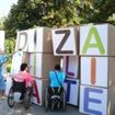 Persoanele cu dizabilitati au darmat ziduri, pentru a construi punti