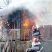 Pompierii solicitati sa intervina pentru stingerea a trei incendii