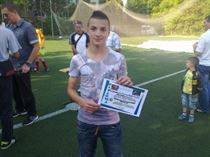 Dupa ce in urma cu doi ani a inceput o colaborare cu Academia Hagi, CS Luceafarul Braila a transferat la Viitorul Constanta trei fotbalisti, dintre care doi, Florin Coman si Dan Panait, sunt deja campioni nationali de juniori si cocheteaza cu echipele nationale. In primavara acestui an la Academia Hagi a ajuns si Madalin Calu. Seria jucatorilor produsi de clubul Luceafarul care sunt cautati de cluburi puternice de juniori din tara a continuat in aceste zile, cand s-au perfectat noi transferuri la Dinamo Bucuresti si la Academia Hagi. Astfel, Tiberiu Subtirica de la grupa 1998, Catalin Bardas si Liviu Gheorghe de la grupa 1999 s-au transferat zilele trecute la Dinamo Bucuresti. Ionut Gurau si Madalin Androne, ambii de la grupa 1999 s-au transferat zilele trecute la Academia Hagi, marindu-se astfel la cinci numarul brailenilor de la clubul patronat de Gheorghe Hagi. Tot in aceste zile s-a perfectat si transferul lui Sabin Stingaciu la echipa de seniori a CF Braila, iar Ioan Paul Alexandru, Teo Visan, Stoian Mihai si Vlaicu Doru vor juca din acest sezon la echipa de juniori B a CF Braila, cei patru urmand sa debuteze joi,12 septembrie, pentru echipa lui Ionel Dragoi in meciul cu CSS Rm. Sarat in etapa a II-a a campionatului national de juniori B, seria a II-a.