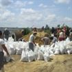 Detinutii din Penitenciarul Braila au sarit in ajutorul sinistratilor din Galati
