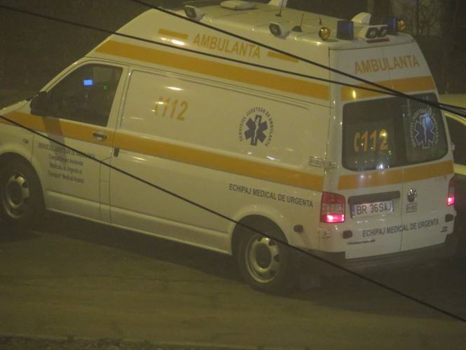 A derapat pe carosabilul umed si a intrat intr-un copac ranind doi pasageri din autoturism