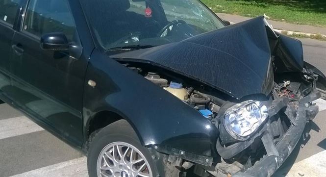 A furat o masina si a avariat alte doua autoturisme parcate