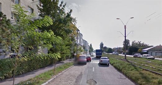 Accident pe o strada ingusta din cauza masinilor parcate