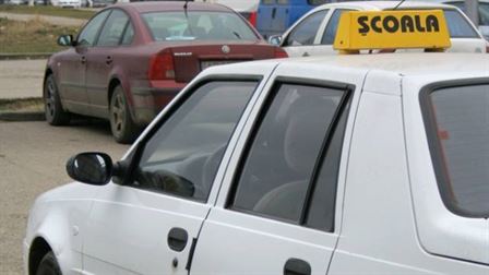 Accidentata pe trecerea de pietoni de masina unei scoli de soferi