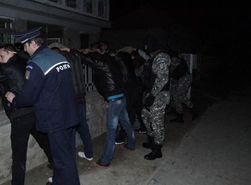 Actiuni ale politistilor in zona discotecilor si cafe-barurilor