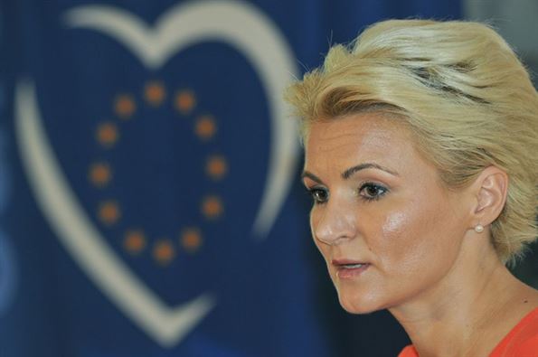Andreea Paul: Faptele il recomanda pe Ponta ca fiind un gunoi