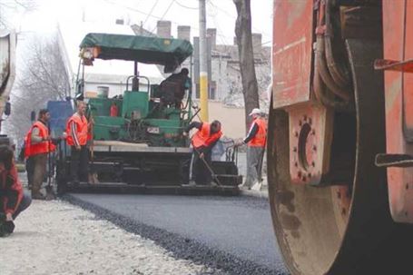 A fost semnat contractul pentru asfaltarea străzilor