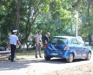 Autoturism tamponat din spate din cauza nepastrarii distantei regulamentare
