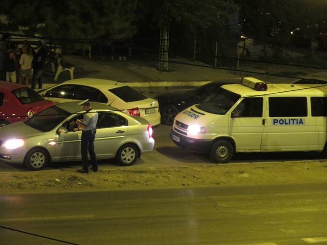 Autoturisme oprite in trafic si peste 180 persoane legitimate de politisti