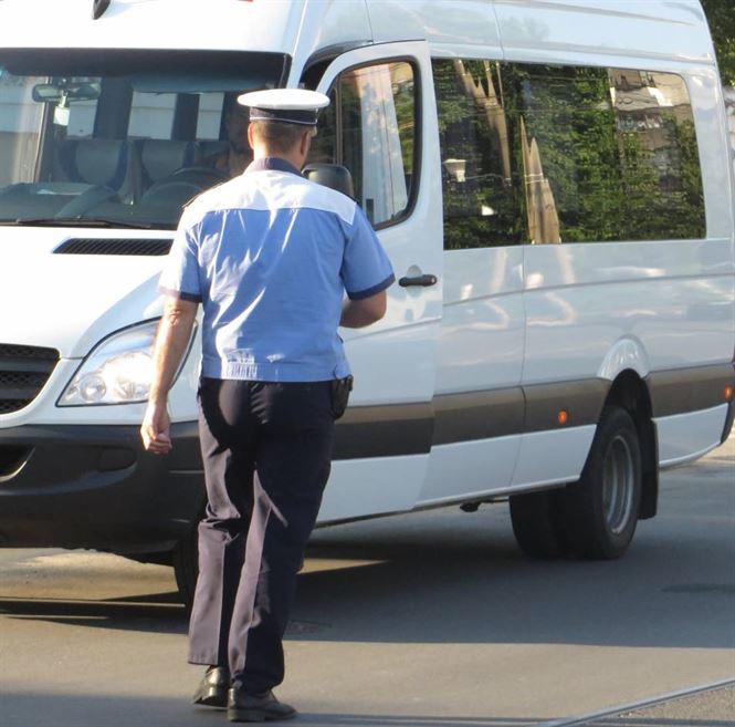 Soferi de vehicule de transport persoane depistati sub influenta alcoolului