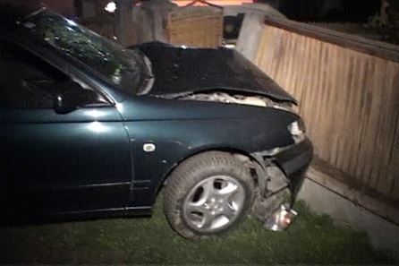 Baut si fara permis a intrat cu masina intr-un gard