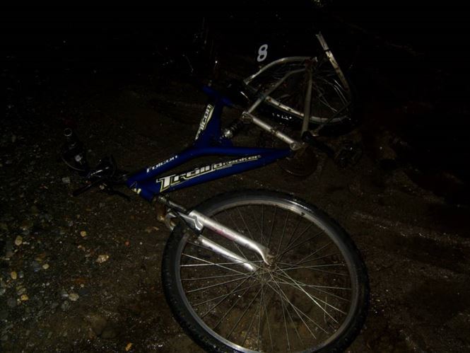 Biciclist baut, a cazut peste o masina in mers