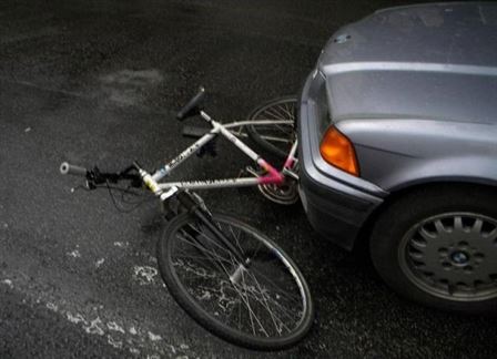 Biciclist neechipat corespunzator, accidentat din spate de un autoturism