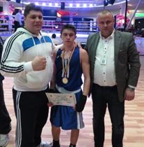 Campionul Brailei, alaturi de antrenorul George Pertea si directorul Carrefour