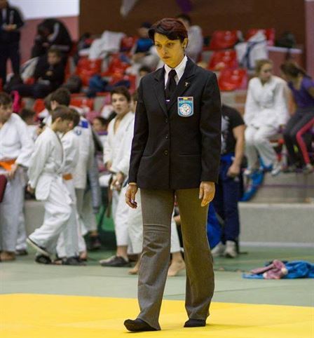 Carmen Constantin in postura de arbitru