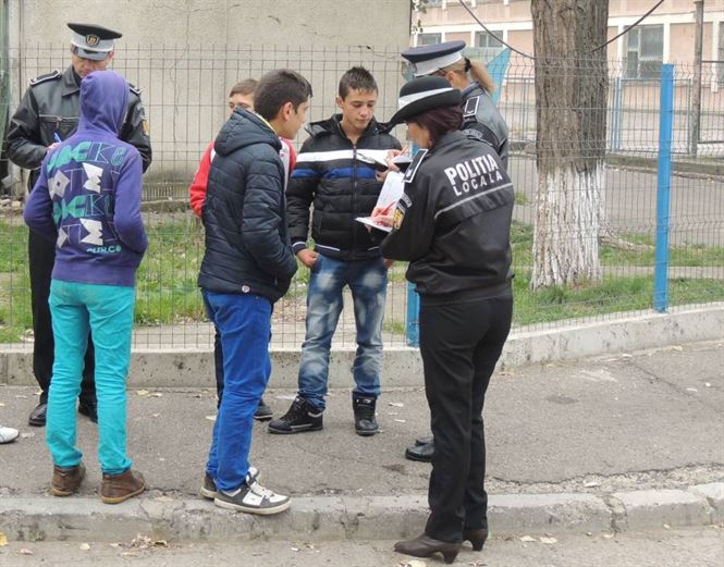 Cinci scoli din municipiu vizitate de politistii de proximitate