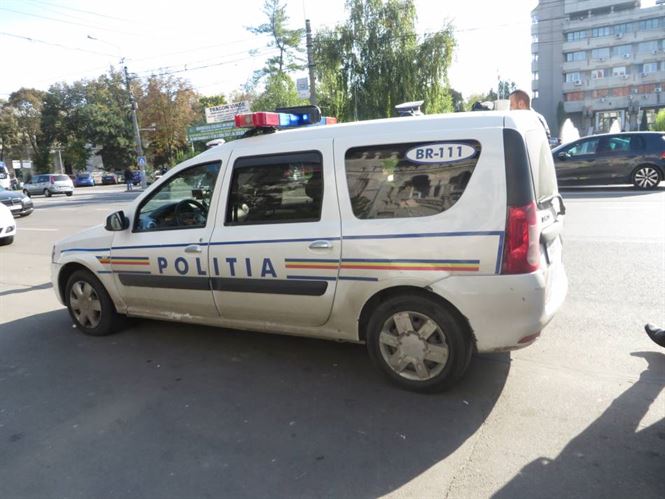Circula cu numerele de inmatriculate de la alt autoturism