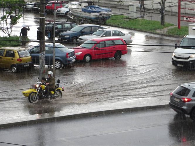 Cod portocaliu de ploi in Braila si alte 13 judete