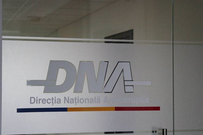 Coruptie cu informatii, trei cazuri babane!
