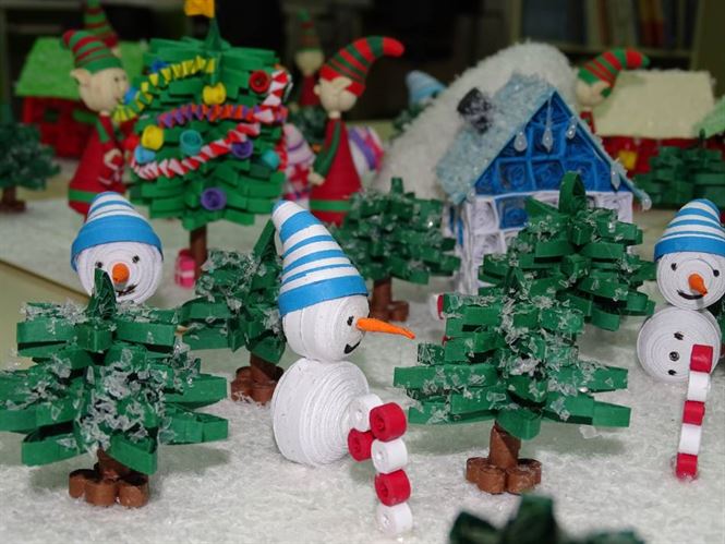 Expozitie de minimachete realizate in tehnica quilling