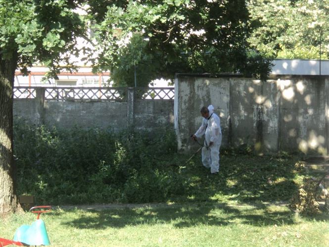 Actiune de voluntariat a jandarmilor braileni intr-un parc de joaca pentru copii