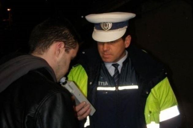 Depistati de politisti sub influenta alcoolului, in ajun de sarbatori