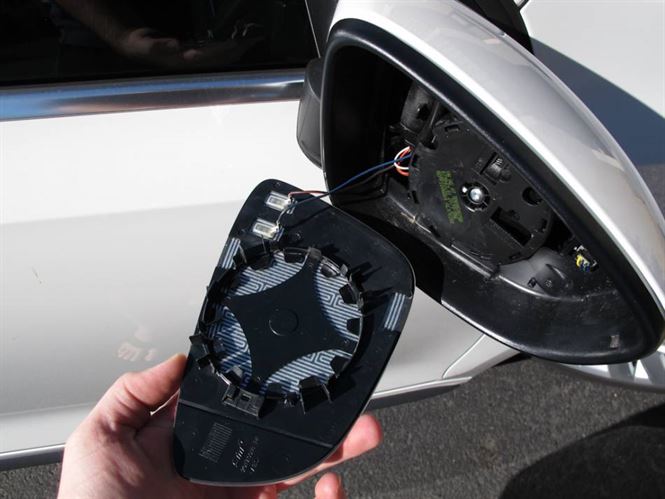Dupa ce i-au intepat cauciucurile de la tractor, i-au distrus si oglinda de la autoturism
