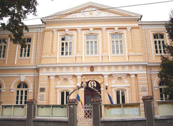 Elev de 16 ani in coma alcoolica in grupul sanitar al liceului