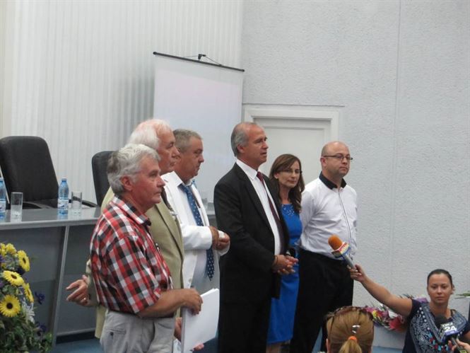 Elevii de 10 si profesorii lor au fost premiati de autoritati