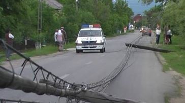 Fara permis, s-a urcat la volanul tractorului si a rupt firele de telefonie