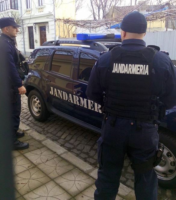 Femeie lovita de propriul fiu, salvata de jandarmi
