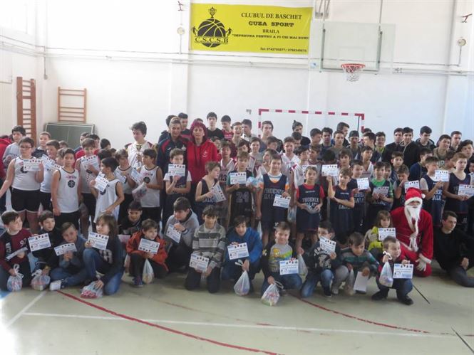 Mos Craciun a ajuns si la ”Cupa de Craciun” la baschet