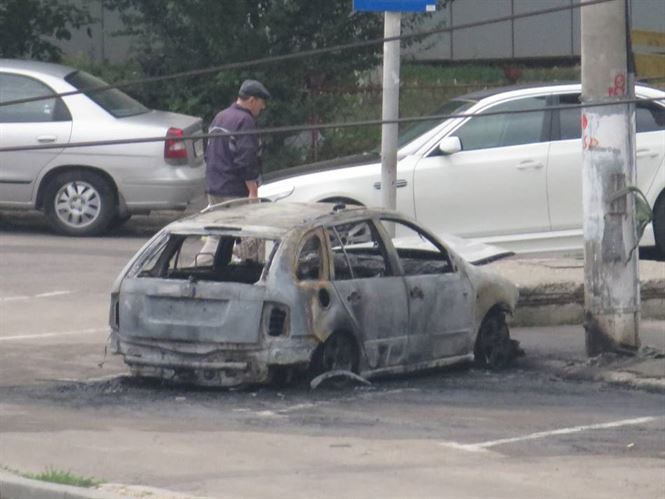 Masina incendiata in cartierul Viziru