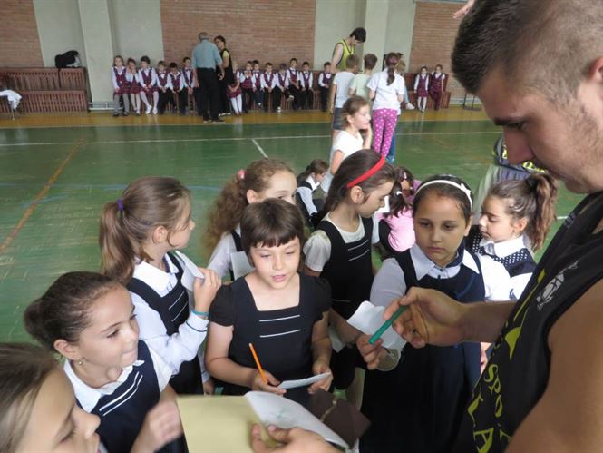 Sesiuni de autografe la ”Caravana baschetului brailean”