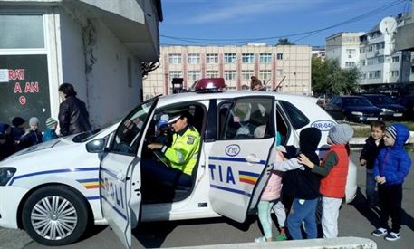 Preşcolarii le-au amintit adulţilor regulile privind trecerea străzii